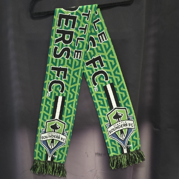 Green Scarf - Picture 1 of 3